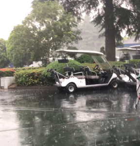 雨ゴルフの必須アイテム3選